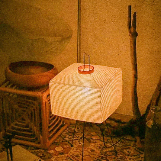 Yoko Stehlampe mit Kubusständer – Jetzt 1+1 GRATIS!