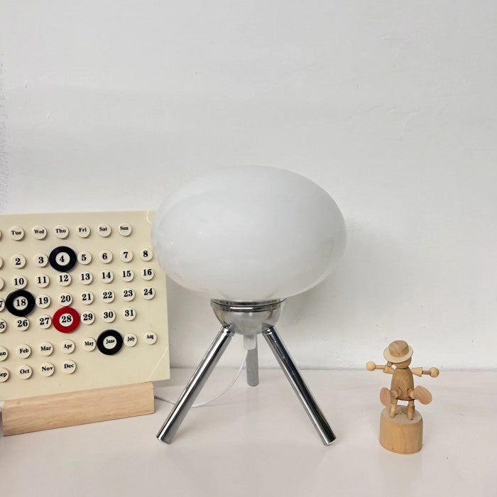 Juliette Bauhaus Glas Dreibein Tischlampe - Kaufen Sie eine, erhalten Sie eine gratis!